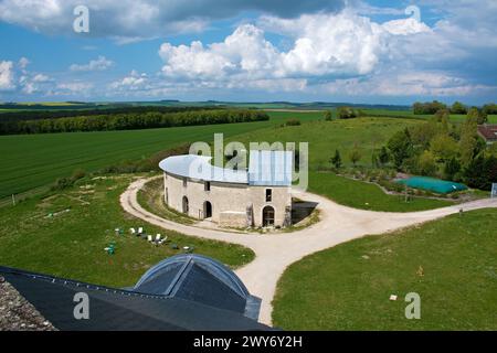 Château de Maulnes, rifugio di caccia vicino a Cruzy-le-Châtel in Borgogna, vista dalla terrazza sul tetto degli edifici annessi Foto Stock