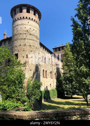 Grazzano Visconti, italia - 11 giugno 2023: Veduta ravvicinata della torre rotonda del castello medievale di grazzano visconti in provincia di piacenza Foto Stock