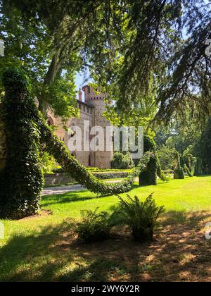 Grazzano Visconti, italia - 11 giugno 2023: Veduta dal parco del castello medievale costruito nel 1395 e successivamente ristrutturato in provincia di piacenza Foto Stock