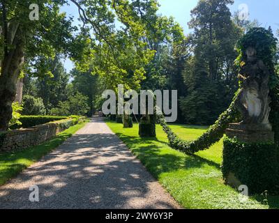 Grazzano Visconti, italia - 11 giugno 2023: Dettagli del bellissimo parco che circonda il castello medievale di grazzano visconti in provincia di Piacenza Foto Stock