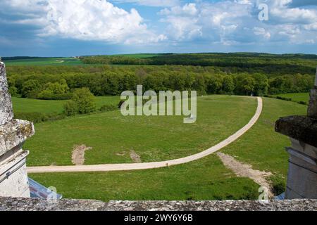 Château de Maulnes, rifugio di caccia vicino a Cruzy-le-Châtel in Borgogna, vista dei prati dalla terrazza sul tetto Foto Stock