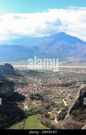 Immergiti nella bellezza panoramica di Kalambaka, Grecia, come si vede dal punto panoramico senza tempo dei monasteri arroccati sulla cima dell'imponente cl Foto Stock