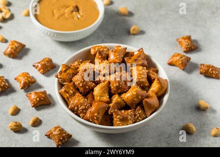 Pretzels al burro di arachidi salate in una ciotola Foto Stock