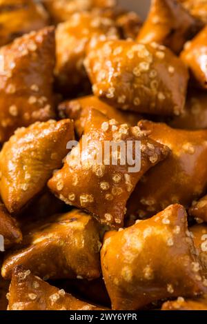 Pretzels al burro di arachidi salate in una ciotola Foto Stock