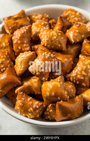 Pretzels al burro di arachidi salate in una ciotola Foto Stock