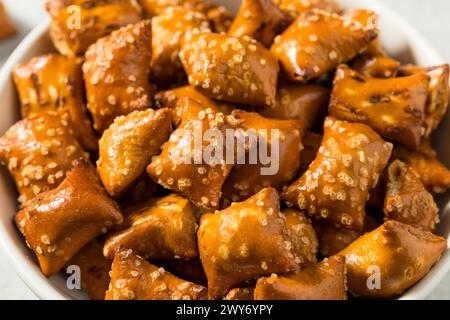 Pretzels al burro di arachidi salate in una ciotola Foto Stock