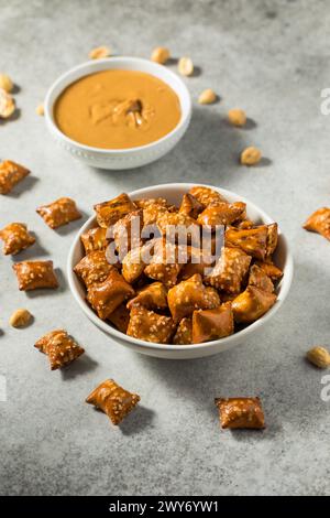 Pretzels al burro di arachidi salate in una ciotola Foto Stock