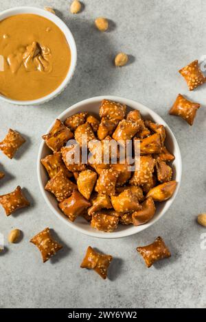 Pretzels al burro di arachidi salate in una ciotola Foto Stock