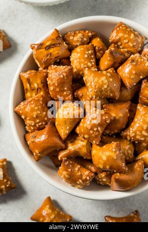 Pretzels al burro di arachidi salate in una ciotola Foto Stock