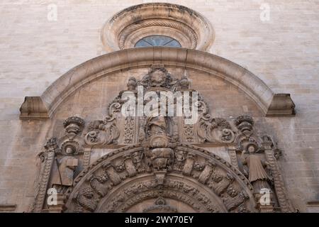 Rilievi decorativi e sculture sopra la porta d'ingresso in un'antica chiesa di Palma, Maiorca, Spagna Foto Stock