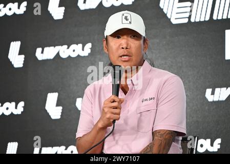 Miami, Stati Uniti. 4 aprile 2024. Anthony Kim commenta e risponde alle domande dei media sulle sue lotte con gli infortuni e la dipendenza, prendendo una pausa di 12 anni e tornando al golf professionistico al Trump National Doral di Miami. Credito: SOPA Images Limited/Alamy Live News Foto Stock