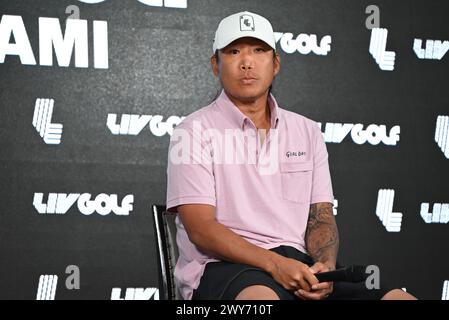 Miami, Stati Uniti. 4 aprile 2024. Anthony Kim commenta e risponde alle domande dei media sulle sue lotte con gli infortuni e la dipendenza, prendendo una pausa di 12 anni e tornando al golf professionistico al Trump National Doral di Miami. Credito: SOPA Images Limited/Alamy Live News Foto Stock