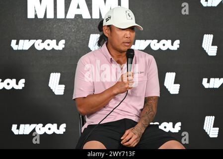 Miami, Stati Uniti. 4 aprile 2024. Anthony Kim commenta e risponde alle domande dei media sulle sue lotte con gli infortuni e la dipendenza, prendendo una pausa di 12 anni e tornando al golf professionistico al Trump National Doral di Miami. Credito: SOPA Images Limited/Alamy Live News Foto Stock