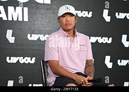 Miami, Stati Uniti. 4 aprile 2024. Anthony Kim commenta e risponde alle domande dei media sulle sue lotte con gli infortuni e la dipendenza, prendendo una pausa di 12 anni e tornando al golf professionistico al Trump National Doral di Miami. Credito: SOPA Images Limited/Alamy Live News Foto Stock