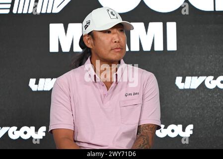 Miami, Stati Uniti. 4 aprile 2024. Anthony Kim commenta e risponde alle domande dei media sulle sue lotte con gli infortuni e la dipendenza, prendendo una pausa di 12 anni e tornando al golf professionistico al Trump National Doral di Miami. (Foto di Kyle Mazza/SOPA Images/Sipa USA) credito: SIPA USA/Alamy Live News Foto Stock