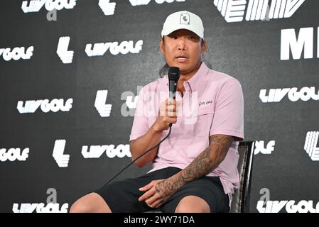 Miami, Stati Uniti. 4 aprile 2024. Anthony Kim commenta e risponde alle domande dei media sulle sue lotte con gli infortuni e la dipendenza, prendendo una pausa di 12 anni e tornando al golf professionistico al Trump National Doral di Miami. (Foto di Kyle Mazza/SOPA Images/Sipa USA) credito: SIPA USA/Alamy Live News Foto Stock