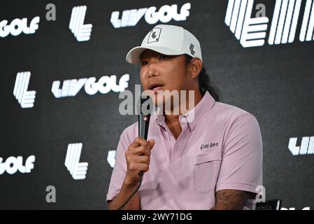 Miami, Stati Uniti. 4 aprile 2024. Anthony Kim commenta e risponde alle domande dei media sulle sue lotte con gli infortuni e la dipendenza, prendendo una pausa di 12 anni e tornando al golf professionistico al Trump National Doral di Miami. (Foto di Kyle Mazza/SOPA Images/Sipa USA) credito: SIPA USA/Alamy Live News Foto Stock