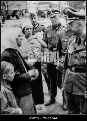 Seconda guerra mondiale Reichsführer, Heinrich Himmler parla con i residenti del villaggio di Novinki durante un tour di ispezione della Bielorussia del 1941. Dietro Himmler c'è il capo delle SS e della polizia in Bielorussia, SS Gruppenführer Erich von dem Bach (Erich Julius Eberhard von dem Bach, 1899-1972). Il terzo da destra è il capo della “scorta delle SS Reichsführer” e la guardia del corpo di Himmler Joseph Kirmayer Foto Stock