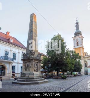 Vista al tramonto della colonna Carolina nella città vecchia di Cluj-Napoca, Romania Foto Stock