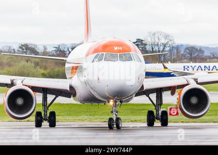 Primo piano di un Airbus A320 easyJet in quanto taxi fuori dalla pista dell'aeroporto di Manchester il 4 aprile 2024. Foto Stock