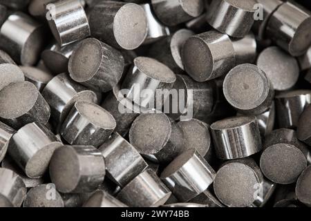 Ossido di zinco cromo rame catalizzatore cilindro forma pellet sintesi metanolo sfondo petrolchimico industriale, focus selezionato primo piano macro Foto Stock