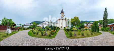 Monastero di Varatec durante una giornata nuvolosa in Romania Foto Stock