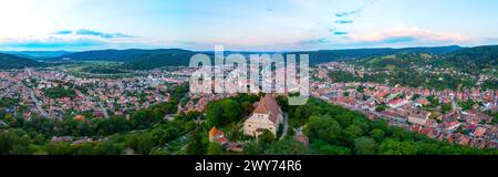 Vista al tramonto della chiesa sulla collina nella città rumena di Sighisoara Foto Stock