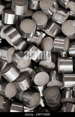 Ossido di zinco cromo rame catalizzatore cilindro forma pellet sintesi metanolo sfondo petrolchimico industriale, focus selezionato primo piano macro Foto Stock