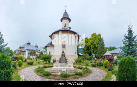 Monastero di Varatec durante una giornata nuvolosa in Romania Foto Stock