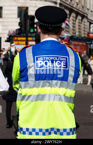 Agente di polizia metropolitana visto da dietro. Foto Stock