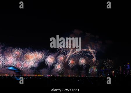 Foto dei fuochi d'artificio orizzontali, festa nazionale del Qatar, spettacolo pirotecnico della corniche di Doha di dicembre Foto Stock