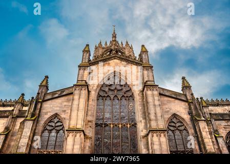 Edimburgo, Scozia - 22 gennaio 2024: Una vista più ravvicinata del lato di St Cattedrale di Giles, che mostra lo stile architettonico gotico Foto Stock