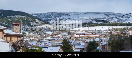 Panoramica di Hoyos del Espino, Avila, Castiglia e León, Spagna. Paesaggio innevato Foto Stock