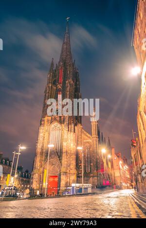 The Hub, precedentemente noto come Tolbooth Kirk, si illuminava di notte nel cuore della città vecchia di Edimburgo, in Scozia Foto Stock