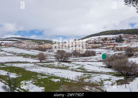 Panoramica di Hoyos del Espino, Avila, Castiglia e León, Spagna. Paesaggio innevato Foto Stock