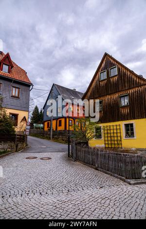 Un tour escursionistico primaverile attraverso la valle di Kirnitzschtal nella Svizzera sassone - Sassonia - Germania Foto Stock