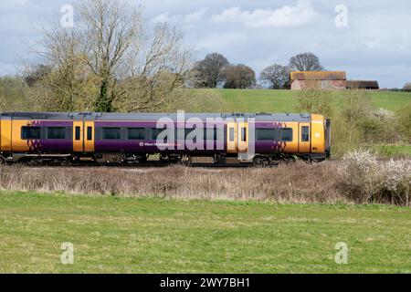 Treno diesel West Midlands Railway a Hatton North Junction, Warwickshire, Regno Unito Foto Stock