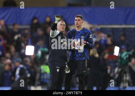 4 aprile 2024; Stamford Bridge, Chelsea, Londra, Inghilterra: Premier League Football, Chelsea contro Manchester United; portiere Djordje Petrovic del Chelsea in discussione con il portiere allenatore Toni Jimenez. Foto Stock