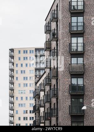 Una vista degli edifici residenziali contemporanei di Gothenburg, Svezia, che presentano le loro varie finestre e balconi. Le strutture visualizzano una combinazione di ar Foto Stock