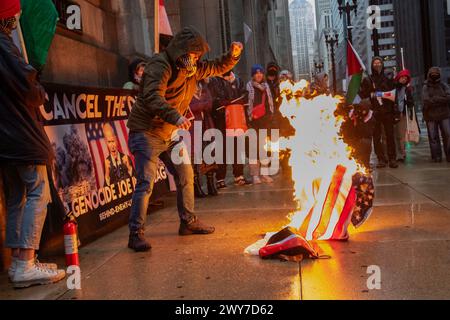 Il veterano del corpo dei Marine Zachary Kam brucia una bandiera americana al municipio di Chicago durante una manifestazione per "annullare il DNC". Foto Stock