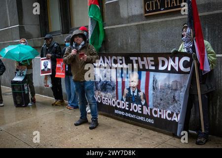 Il veterano del corpo dei Marine Zachary Kam parla a un raduno "Annulla il DNC" al municipio di Chicago, prima di bruciare una bandiera americana in segno di protesta contro la politica statunitense nei confronti di Israele e Gaza Foto Stock