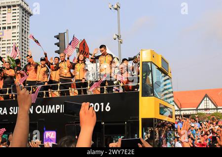 KUALA LUMPUR - 31 AGOSTO 2017: Una fila di atleti sull'autobus è composta da Lee Chong Wei, Pandelela Rinong e altri durante le 60th Celebrations, malese Foto Stock