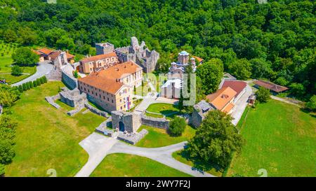 Monastero di Ravanica in Serbia durante una giornata di sole Foto Stock