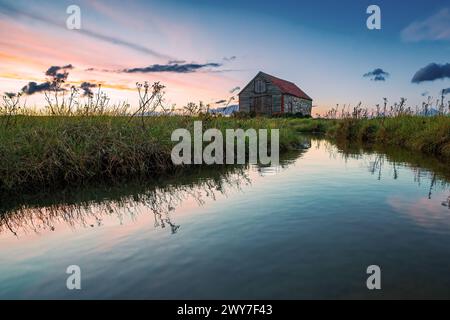 Il fienile del carbone a Thornham Old Harbour al tramonto, Thornham, Norfolk, Inghilterra, Regno Unito Foto Stock