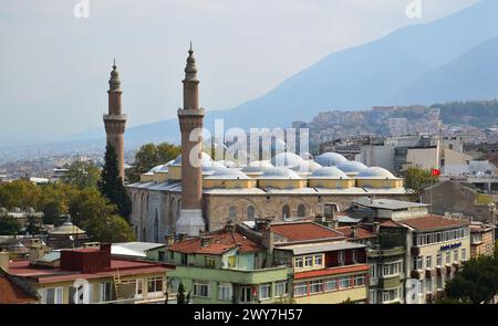 Situata a Bursa, in Turchia, la moschea Ulu fu costruita nel 1400. È una delle moschee più turistiche del paese. Foto Stock