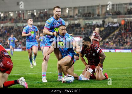 Willie Isa (centro a destra) dei Wigan Warriors celebra la seconda meta della squadra durante la partita Betfred Super League al Leigh Sports Village di Leigh. Data foto: Giovedì 4 aprile 2024. Foto Stock