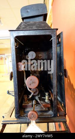un antico proiettore per il cinema ora in disuso fuori da una sala Foto Stock