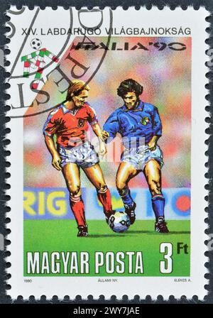 Francobollo cancellato stampato dall'Ungheria, che promuove la Coppa del mondo di calcio Italia, circa 1990. Foto Stock