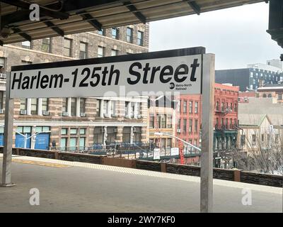 NEW YORK, NY, USA - 27 MARZO 2024: Cartello Harlem 125th Street sulla vista della Metro North Railroad dal finestrino del treno Foto Stock