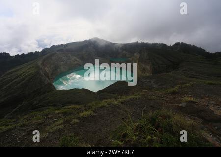 Lago del cratere Kelimutu a Nusa Tenggara orientale, isola Flores, Indonesia Foto Stock